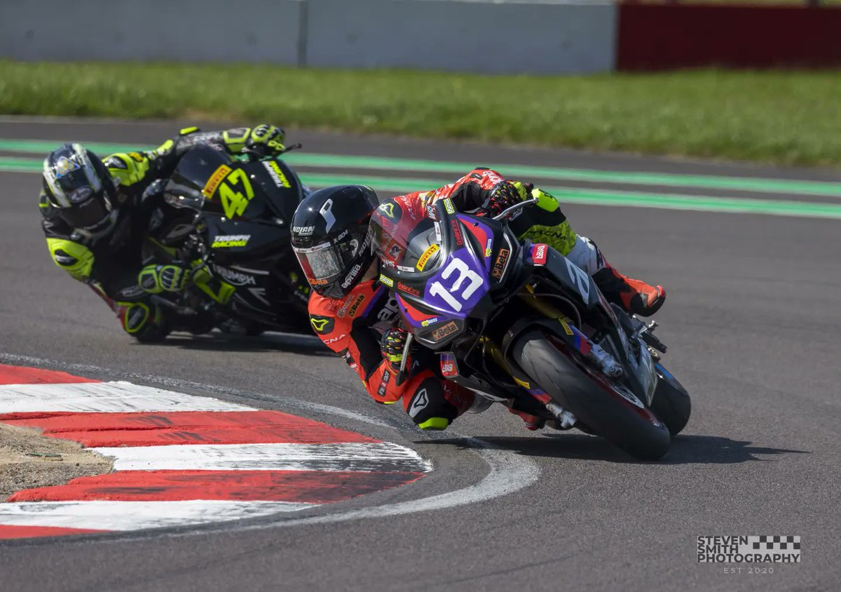 Italian Youngster Edoardo Colombi continued his dominance in the Pirelli National Sportbike Championship at Donington Park winning both races. 

How smart does the GradaraCorse Racing Team Aprilia look? 

📸 Steve Smith 

#BSB #Sportbike #Aprilia