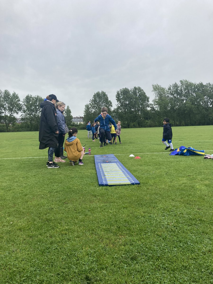 Braidbar Primary School & Nursery Class tweet media
