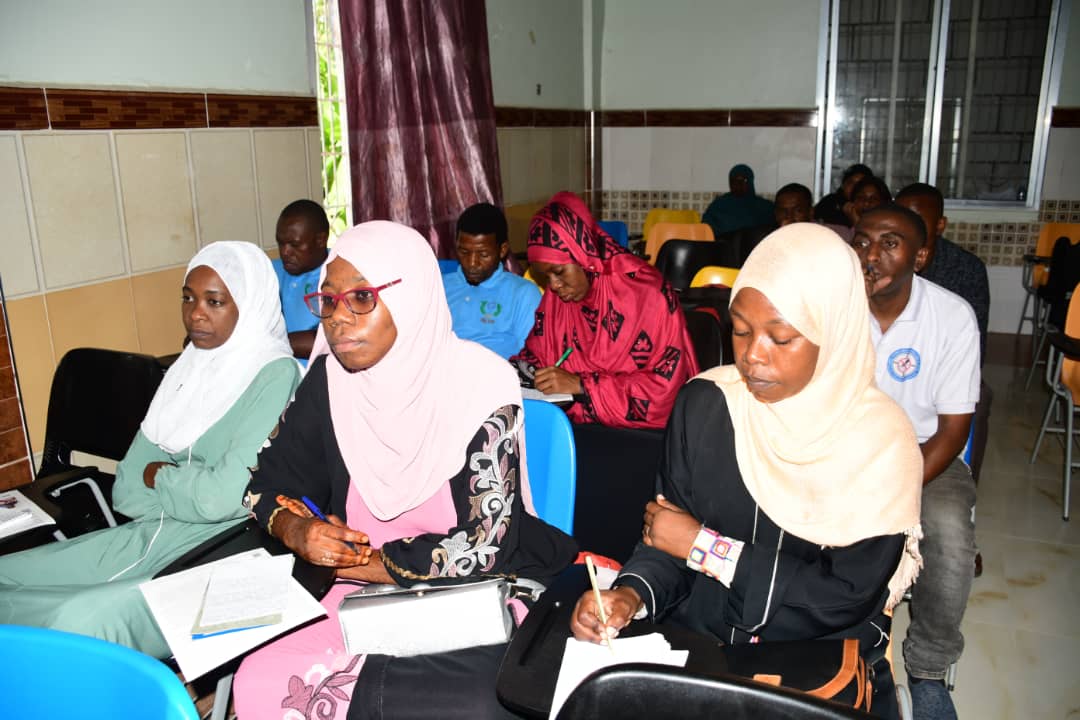 FatmaHamadFaki1's tweet photo. Kama kuna vifungu vya Sheria vinakwaza uhuru wa habari, ni vyema Wandishi wa habari mkavisemea ili Serikali iweze kufanya maboresho, jambo ambalo litawawezesha kufanya kazi zenu kwa ufanisi Matter Zahor alisema
@TAMWA_Zanzibar @TAMWA_ https://t.co/WUzrN1osj5
