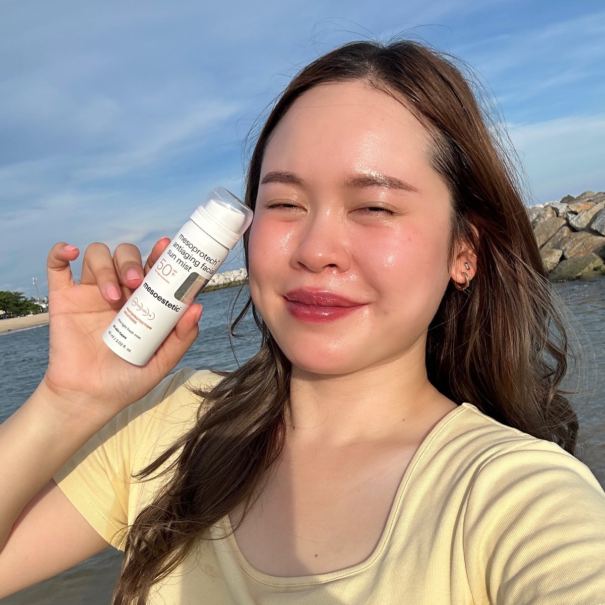 อยากไปทะเลแต่กลัวหน้าไหม้ บอกเลยต้องพกนี่สเปรย์กันแดดของ #mesoesteticTH ใช้ฉีดเติมหน้าได้ทั้งวัน ไม่ไหม้ ไม่แสบ และหน้าไม่ดำ! บอกเลยมั่นใจสุดๆว่าหน้าจะสู่UVได้แบบที่สุด หลังจากฉีดสเปรย์กันแดดไปแล้ว เค้าจะซึมไปกับผิวเลย ไม่ต้องเกลี่ยให้เสียเวลา แล้วยังช่วยล็อคเครื่องสำอาง ให้สวย