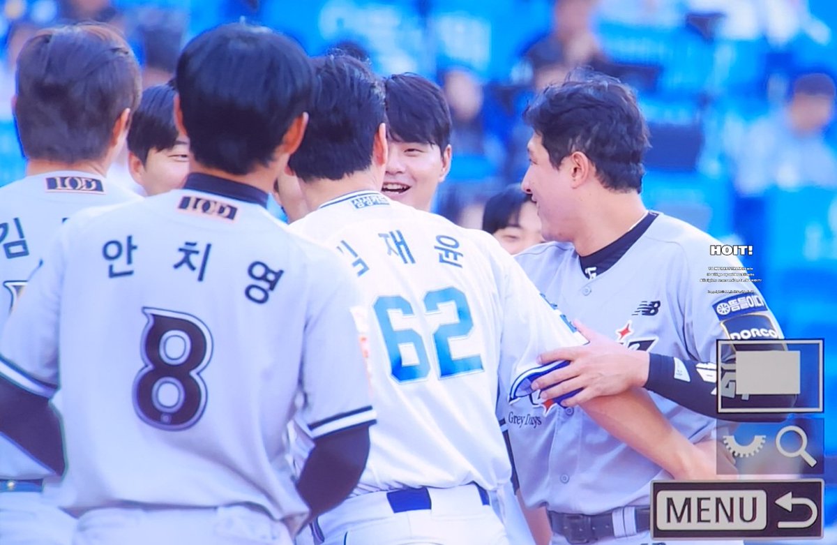 jjun_it's tweet photo. 재윤씨 500경기 출장 시상식했는데 하이파이브 하는 내내 발로 차고 난리더니 우리 덕아웃으로 자꾸 집어넣어서 결국 우리 덕아웃으로 퇴장하심 ㅠㅠ 황당이 이만저만 https://t.co/NmjAViBGiq