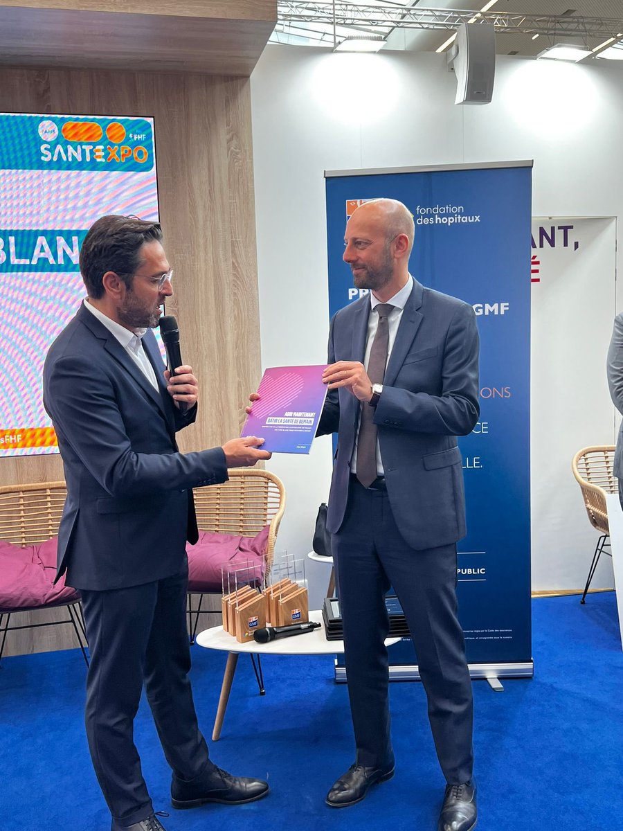 Remise de notre livre blanc à @StanGuerini, ministre de la Transformation et de la Fonction Publiques.   #Bâtirlasantédedemain c'est faire de l'engagement, de l'innovation, et du ré-enchantement des environnements de travail une priorité pour attirer et faire évoluer les métiers