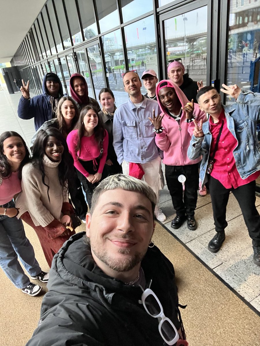 🕰️ | The first Barbz have already started queuing up outside the @ZiggoDome ahead of TONIGHT’s #GagCityAmsterdam! (📸: @trazzifilippo)