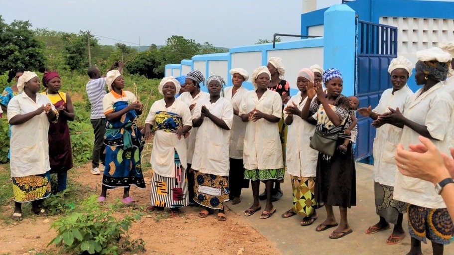 SHartleif's tweet photo. Les #femmes porteuses d'un développement plus #durable et social. Les projets de l'#EquipeEurope au #Bénin mettent l'accent sur la promotion des femmes, dans l'#agriculture, la #transformation agro-alimentaire, la #santé et la protection des #ressources naturelles.🇧🇯🇪🇺 
#PRONORD https://t.co/lZariokcyF