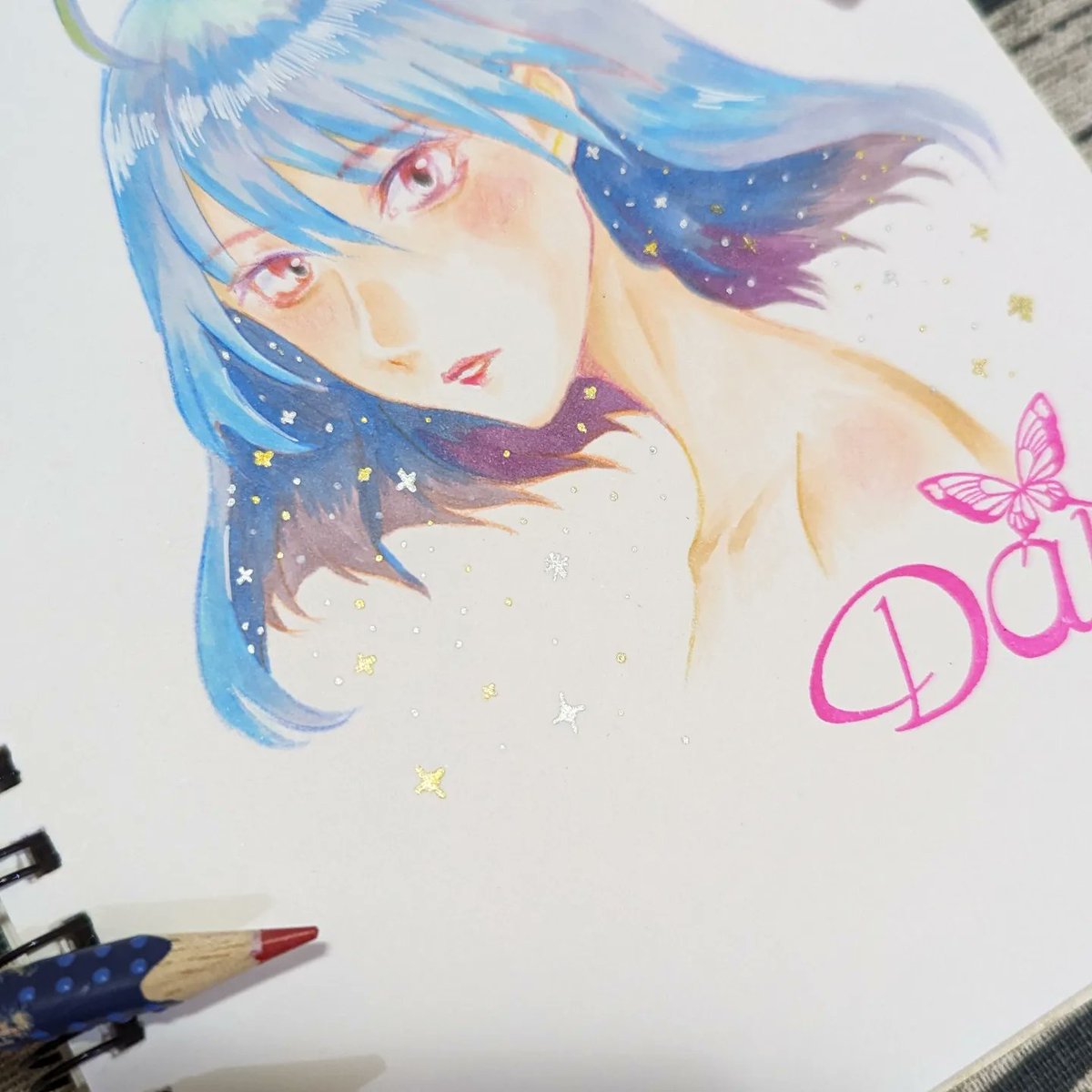 dan_doodleart's tweet photo. 這陣子在忙徵稿的事情，就比較沒更新...
重新抓一下麥克筆跟色鉛筆的應用

在茫茫的網海裡觀摩著、思索著
單純的圖片是最容易達成的
又覺得好像可以嘗試畫簡單的小漫畫
但幾張一頁圖配上長長的文字好像也不錯

#copic #illustration https://t.co/AubN0kePjX