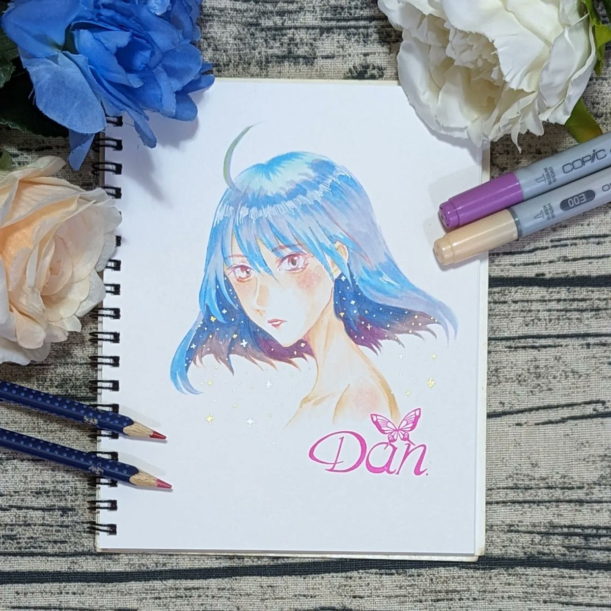 dan_doodleart's tweet photo. 這陣子在忙徵稿的事情，就比較沒更新...
重新抓一下麥克筆跟色鉛筆的應用

在茫茫的網海裡觀摩著、思索著
單純的圖片是最容易達成的
又覺得好像可以嘗試畫簡單的小漫畫
但幾張一頁圖配上長長的文字好像也不錯

#copic #illustration https://t.co/AubN0kePjX