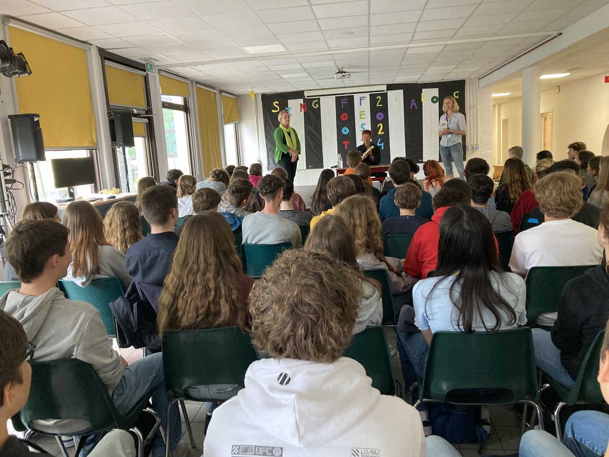 Die 🇦🇹 Autorin Eva Rossmann präsentierte in #Brüssel gleich in 2 Lesungen ihren neuen Mira-Valensky-Krimi FINE DYING. Gesellschaftspolitisch relevante Themen, spannend geschrieben und humorvoll vorgetragen. Das Publikum war begeistert.
#finedying #miravalensky #evarossmann