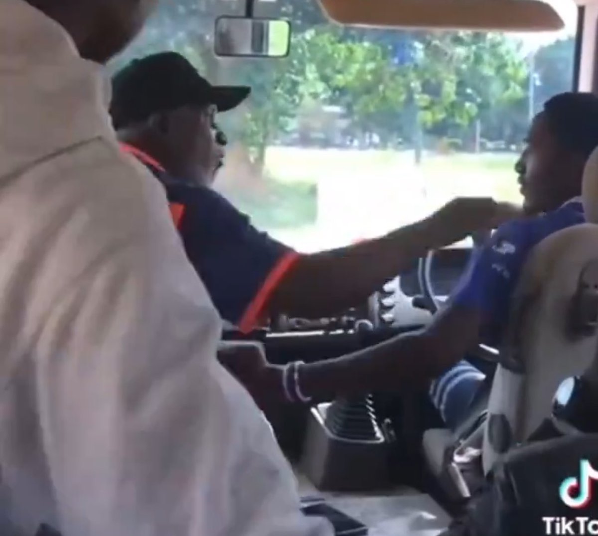 TheNairobiTimez's tweet photo. Driving School in South Africa isn’t for the weak😂 Watch this hilarious video between an instructor and student👇 https://t.co/aXfLW1YA8x