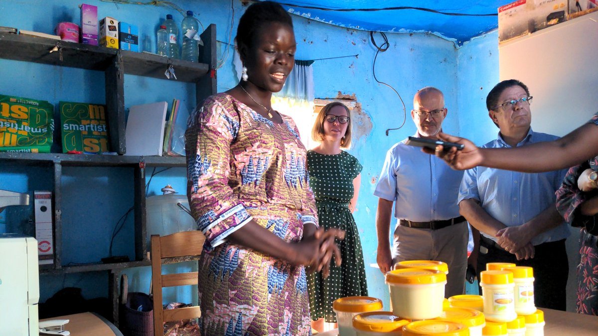 SHartleif's tweet photo. Les #femmes porteuses d'un développement plus #durable et social. Les projets de l'#EquipeEurope au #Bénin mettent l'accent sur la promotion des femmes, dans l'#agriculture, la #transformation agro-alimentaire, la #santé et la protection des #ressources naturelles.🇧🇯🇪🇺 
#PRONORD https://t.co/lZariokcyF