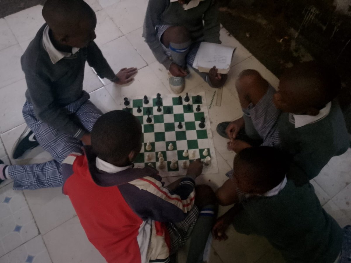 Yesterday at Mukuru Community Centre and Glorious school! fast piece development, smart captures, and king safety! 🏇👑 Mobilize those knights and bishops, make favorable trades, and castle early. Checkmate! Their chess basics are leveling up! @thegiftofchess @Tunde_OD