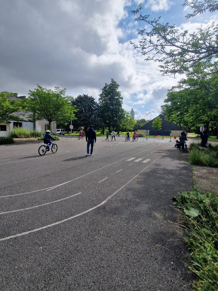 Passeport cycliste épreuve pratique 

Les CM1 des Mâchereaux aux Bouloises pour la partie pratique du passeport cycliste 
En partenariat avec la mairie de Bourges, la police municipale et la MAIF