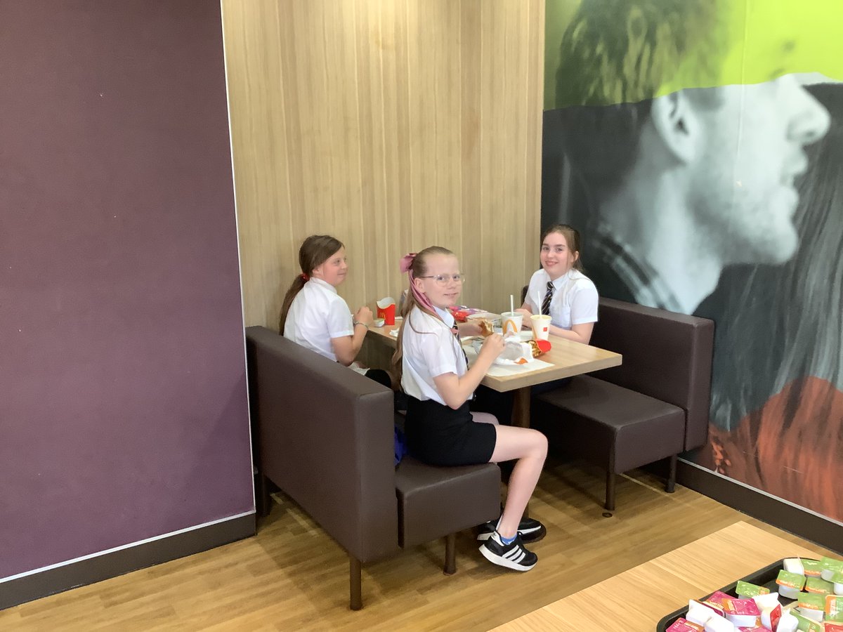 HMS Queen Elizabeth tweet media