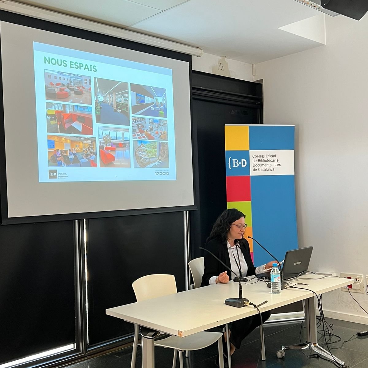 cobdc's tweet photo. Laboratori bibliotecari “fanzins atemporals”.
Presenta Irina Olives Piris. Membre del grup de treball del laboratori “Fanzins atemporals”. @bibliotequesUAB
#17JCID #BibliotequesDelFutur https://t.co/E0HOF6VY6L