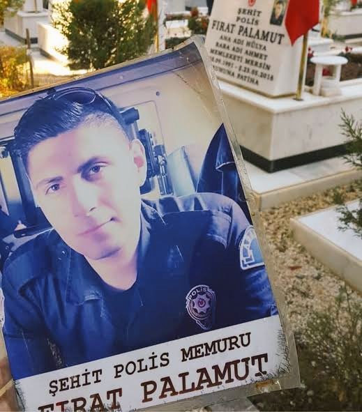 5 Nisan’da Şırnak’ın Silopi İlçesi’nde saldırısında yaralanıp 23 Mayıs günü şehit olan polis memuru Fırat Palamut, şehit olmadan 8 ay önce nikah kıyıp düğün planı yapmıştı. Ruhu şâd, mekanı cennet olsun.
Şehadetinin sene-i devriyesinde
Saygı, rahmet ve minnet ile yad ediyoruz.