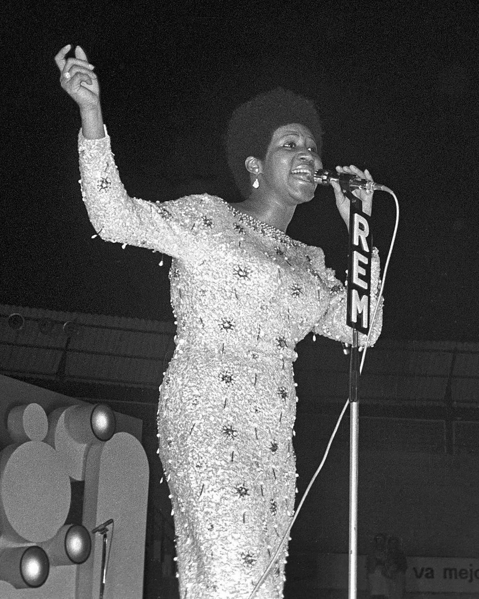 Desde 1959, el Festival de Benidorm llenaba de melodías el verano. En 1970, recibimos a la Reina del Soul, Aretha Franklin. Con su vestido de lentejuelas y energía desbordante, nos regaló una actuación inolvidable, organizada por la Red de Emisoras del Movimiento. ¡Un momento