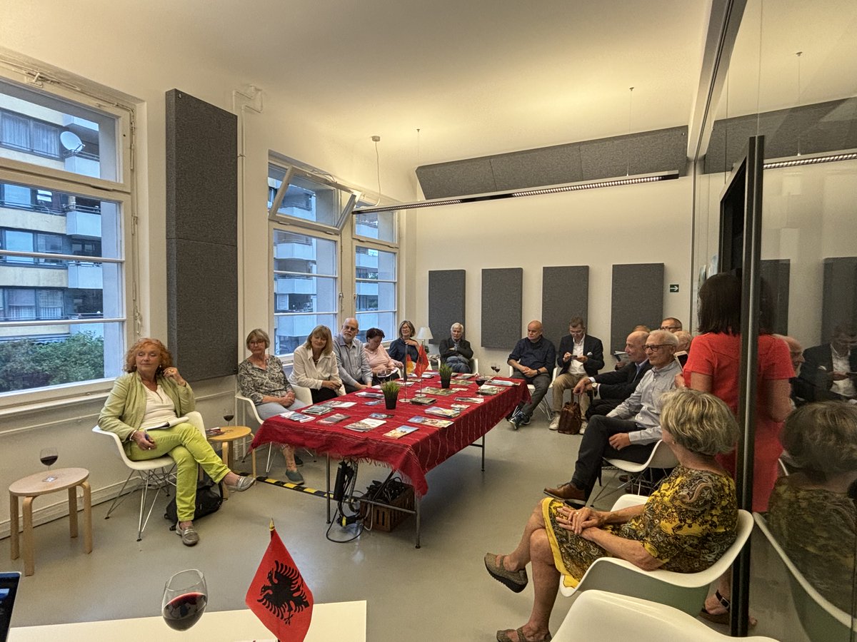 A pleasant evening presenting Albanian🇦🇱 developments in tourism as well our preparations as host country for ITB Berlin 2025! An interactive and interesting exchange on tourism in Albania🇦🇱 with journalist from different German🇩🇪 publishers.