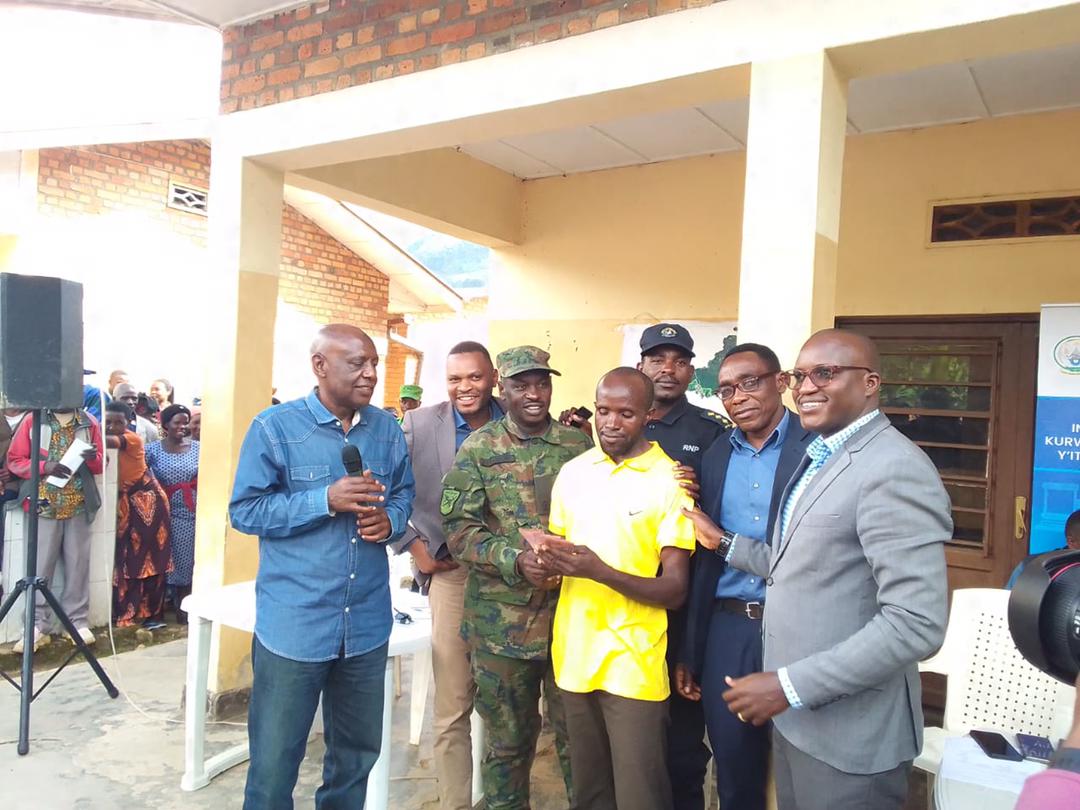 Ubuyobozi bwegera abaturage bukumva abaturage,bugakemura ibibazo byabo.Umuvunyi Mukuru wungirije MUKAMA ABAS yasuye abaturage b'Umurenge wa Bweyeye muri gahunda yo kurwanya ruswa n'akarengane.Turashima Leta y'Ubumwe bw'Abanyarwanda.Long Live HE PAUL KAGAME.