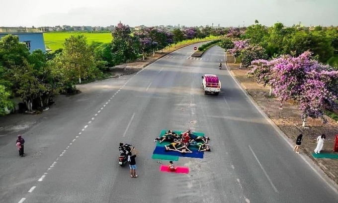 Yogis Block Roadway For 'Season When The Queen's Flowers Bloom,' Get Fined $8 Each; Police Demand Yoga Mats Be Turned In As Evidence 😁

#yoga #funny #vietnam #humorous #jokes