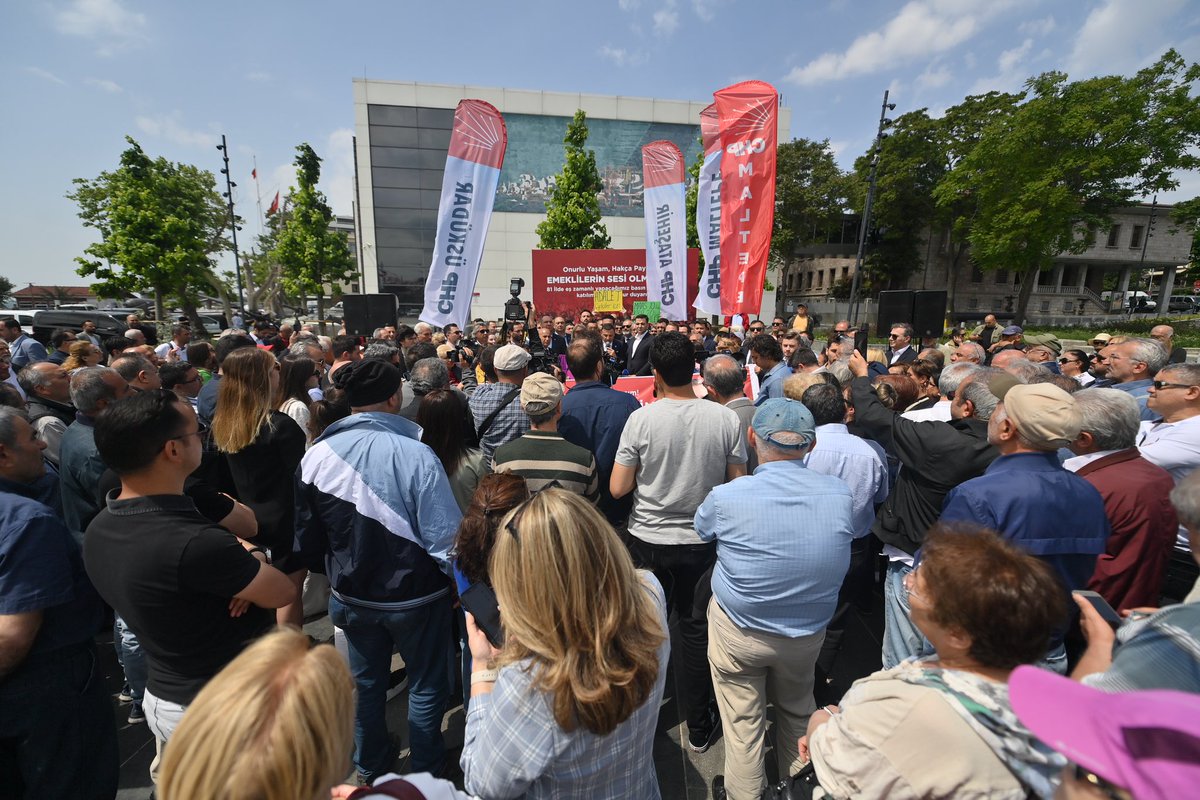 Emekliler lütuf değil, hakkını istiyor! Onurlu yaşam, hakça paylaşım için mücadeleye devam edeceğiz. 26 Mayıs'ta Tandoğan Meydanı'nda yapacağımız Büyük Emekli Mitingi için 81 ilimizde yaptığımız basın açıklamamızı emeklilerimiz, emekçilerimiz, halkımız ve örgütümüz ile Barbaros