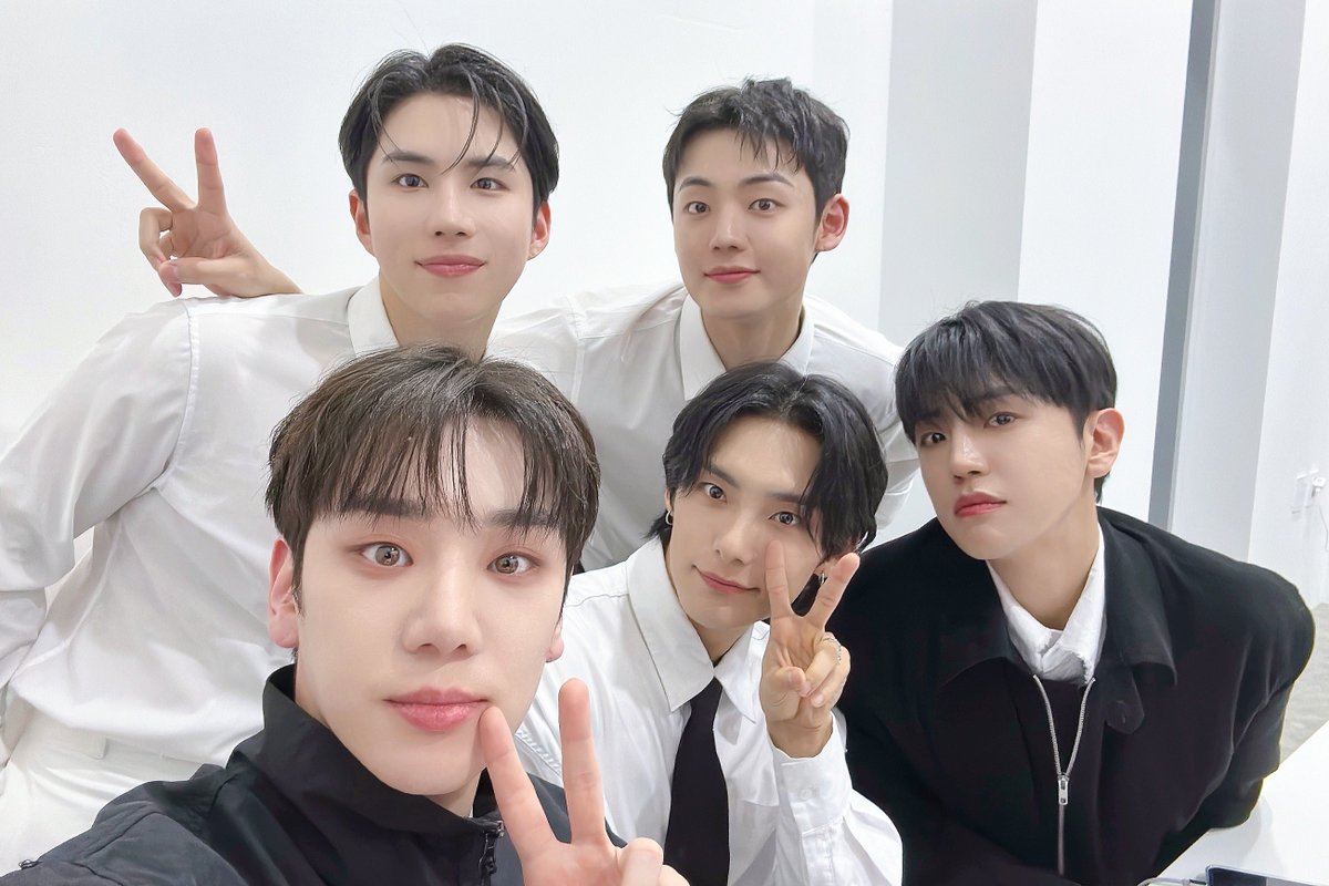 linghongt's tweet photo. 에이스 7주년 너무너무 축하해요!! 🥳🎂
에이스 초이스 영원히 손잡고 오래오래 곁에있을게 ❤️💙💜🧡💛

#에이스의_빛이_되어_곁에_있을게
#7ogetherWithACE
#7Years_with_CHOICE #에이스 https://t.co/qTXdSI4lTY