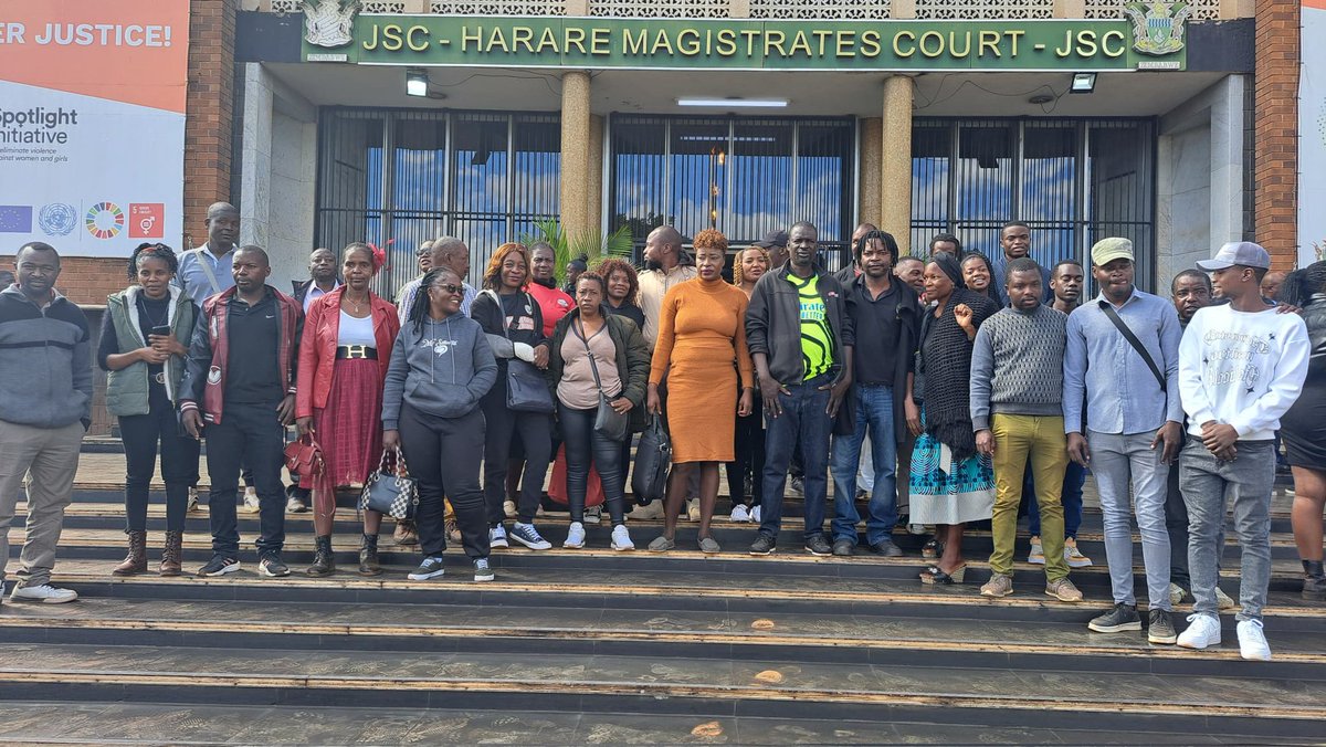 Massive turnout at court today.Thank you Zimbabwe for standing with @OMasaraure during this very difficult moment. Magistrate Chakanyuka postponed sentencing to tomorrow. Let us not be demobilised. Let's throng the courtroom in solidarity. Injure all #FreeObertMasaraure