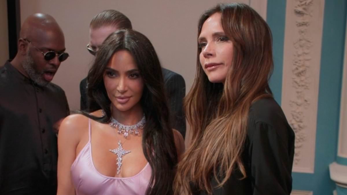 Victoria Beckham makes her Kardashians debut as she reacts to Kim and family showing up LATE to her Paris Fashion Week show trib.al/oktJhFn