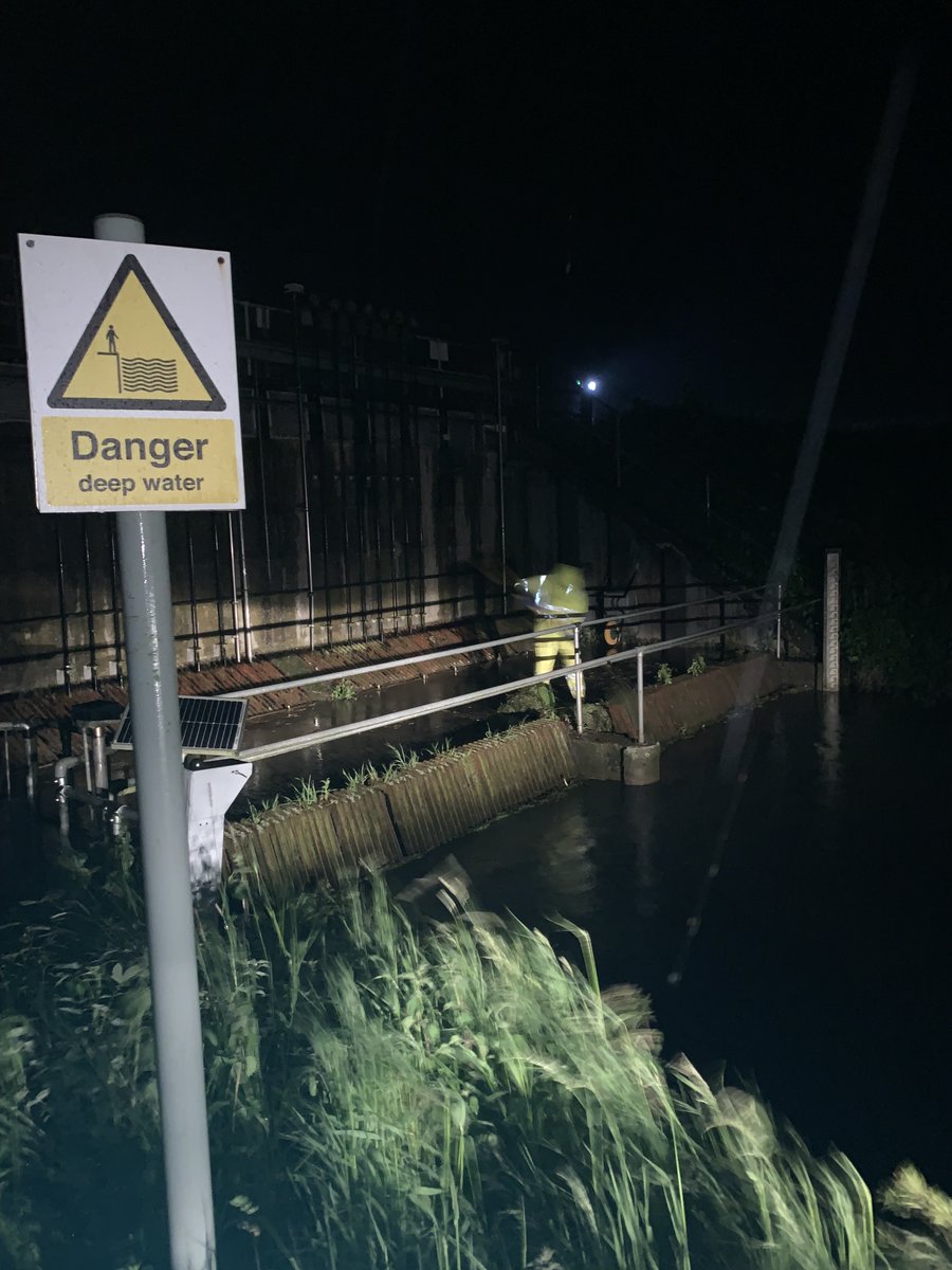 Our teams have been working through the night to reduce the risk of #flooding to communities This included clearing screens of debris & checking our pumps Be prepared & be #floodaware. Use our interactive map to check for flood warnings in your area 👇 check-for-flooding.service.gov.uk/alerts-and-war…