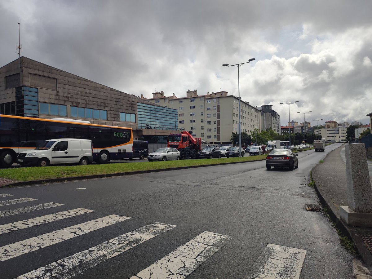 Movilización de la plantilla de Navantia Ferrol para reclamar un nuevo convenio colectivo y plan industrial. La protesta ante la sede de Hacienda mantiene cortada la rotonda del Diapasón y provoca retenciones en la calle Telleiras