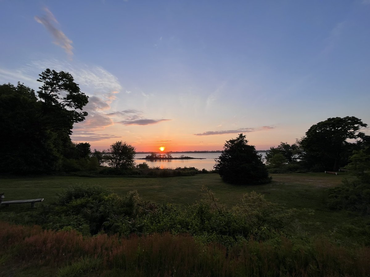 Good morning from Narragansett Parkway in Warwick. 

Make today YOURS! 

#GoRhody 🐏