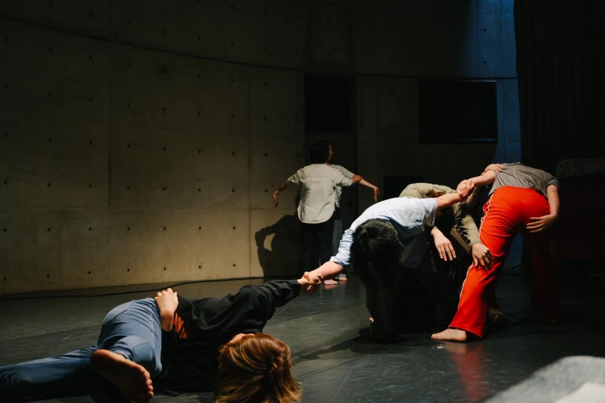 odoru_kumagai's tweet photo. ダンス劇を創るWORKSHOPvol.5
成果作品上演
「サントワマミーは後から来る」
無事終演致しました。
ダンス劇とは…を伝えるというよりは、7名の参加者が浮き彫りにしてくれたような、感謝の５日間でした。
ご来場の皆様。
いらしてくださりありがとうございました！ https://t.co/sL52vCEZxm