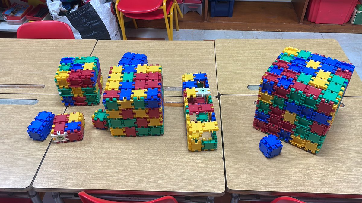 EcOrvalmat's tweet photo. Avec le jeu click, nous avons construit un petit cube puis des plus gros. C’était plus difficile. Nous nous sommes trompés. Nous nous avons fait des pavés. Le le cube doit avoir toutes ces faces carrées. https://t.co/21lajtXz66