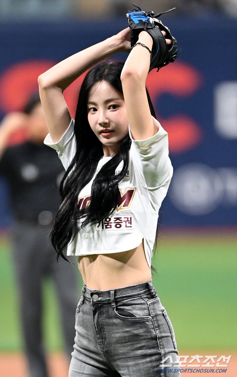 yeonwoo_actress's tweet photo. Press photos of Yeonwoo at Kiwoom vs NC Dinos pre-game ceremonial first pitch ⚾️

#연우 #YEONWOO #ヨヌ #妍雨 #우리집 #이세나 #BitterSweetHell https://t.co/QDzo0cLrzM