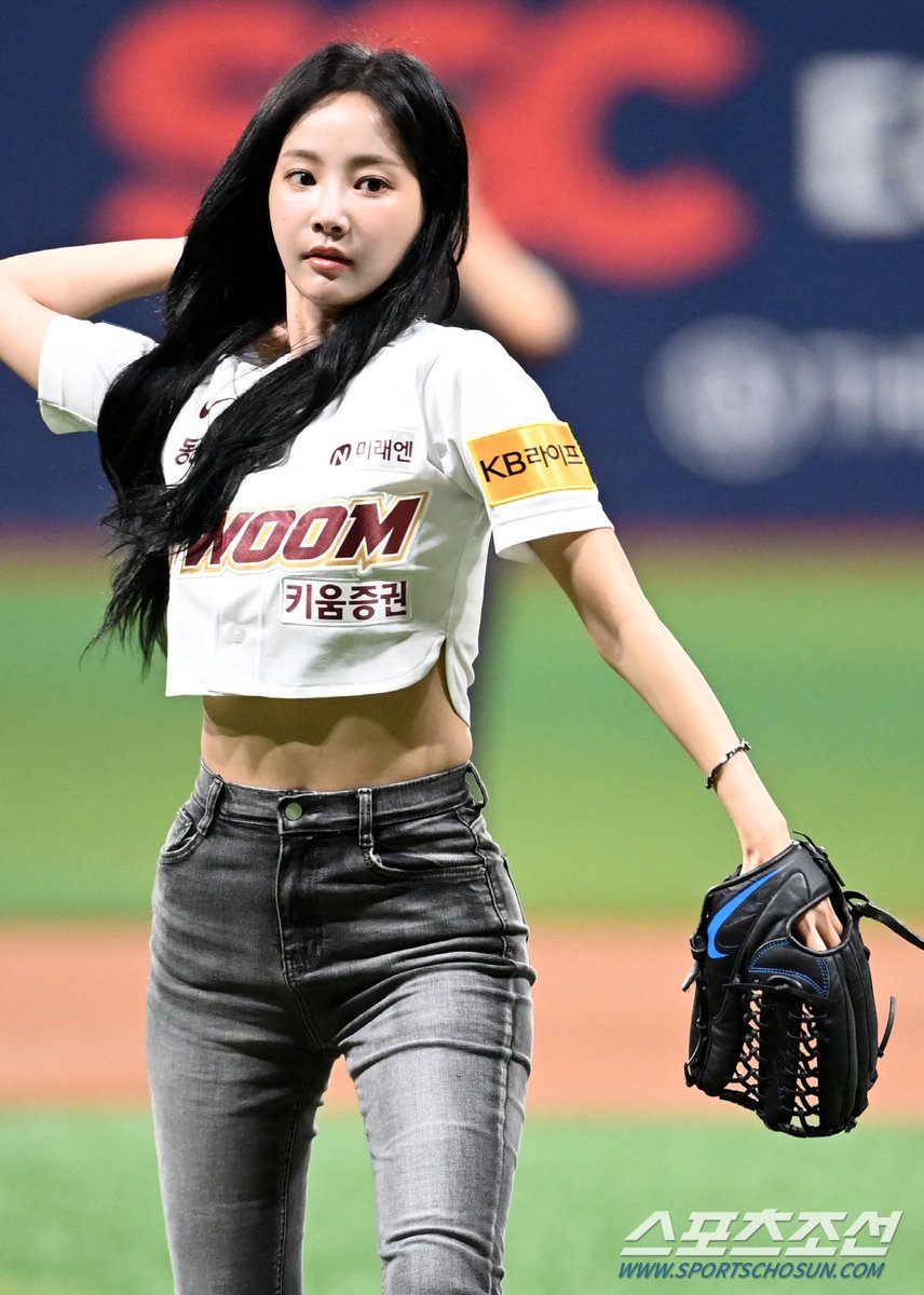 yeonwoo_actress's tweet photo. Press photos of Yeonwoo at Kiwoom vs NC Dinos pre-game ceremonial first pitch ⚾️

#연우 #YEONWOO #ヨヌ #妍雨 #우리집 #이세나 #BitterSweetHell https://t.co/QDzo0cLrzM