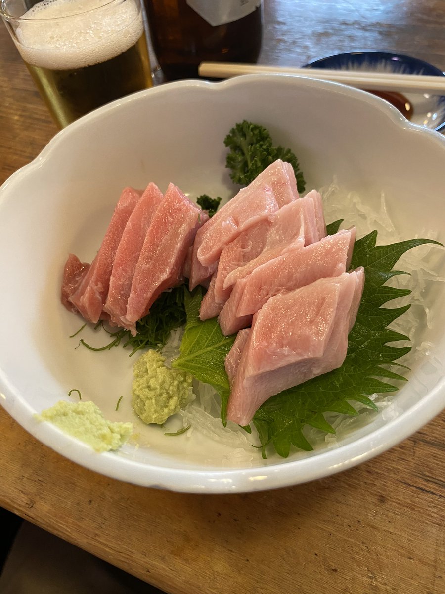 @門中「魚三」の二階
席が空いたので座ろうとしたら「未だ呼んで無いから💢」って、おばちゃんに怒られた😅
着席後、隣の兄ちゃんか頼んだ目光の唐揚げ、一本足りないからって「◯◯でいいよ」とおばちゃん。
大津さん、コミュニケーションってこう言う事だよ。
本マグロの大トロ、さてお幾ら？😁