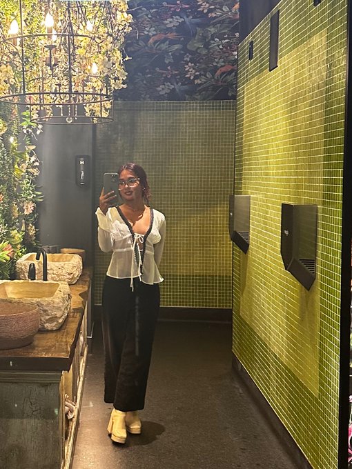 Is this appropriate for a meeting #petite #desi https://t.co/XF0oWxAyJ7<a href="/tag/petite"class="tags">#petite</a><a href="/tag/desi"class="tags">#desi</a>