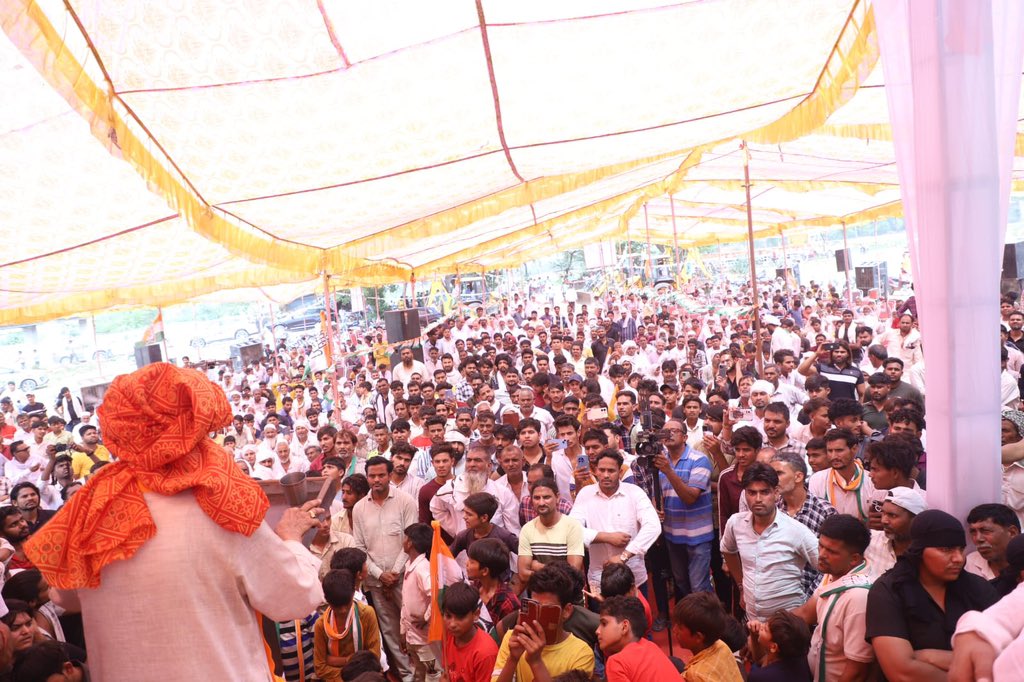 अपना फरीदाबाद, अपना परिवार 
हाथ पर करने को मतदान सभी हैं तैयार 

बैलेट नंबर - 4 🗳️✌️
चुनाव चिन्ह  - हाथ ✋🏻
तारीख़ -  25 मई 🗓 📢

फ़रीदाबाद लोकसभा के फतेहपुर तगा में आयोजित जन संवाद कार्यक्रम को सम्बोधित कर खुशहाल फ़रीदाबाद के लिए साथ और सहयोग की अपील की। इस दौरान पूर्व सांसद