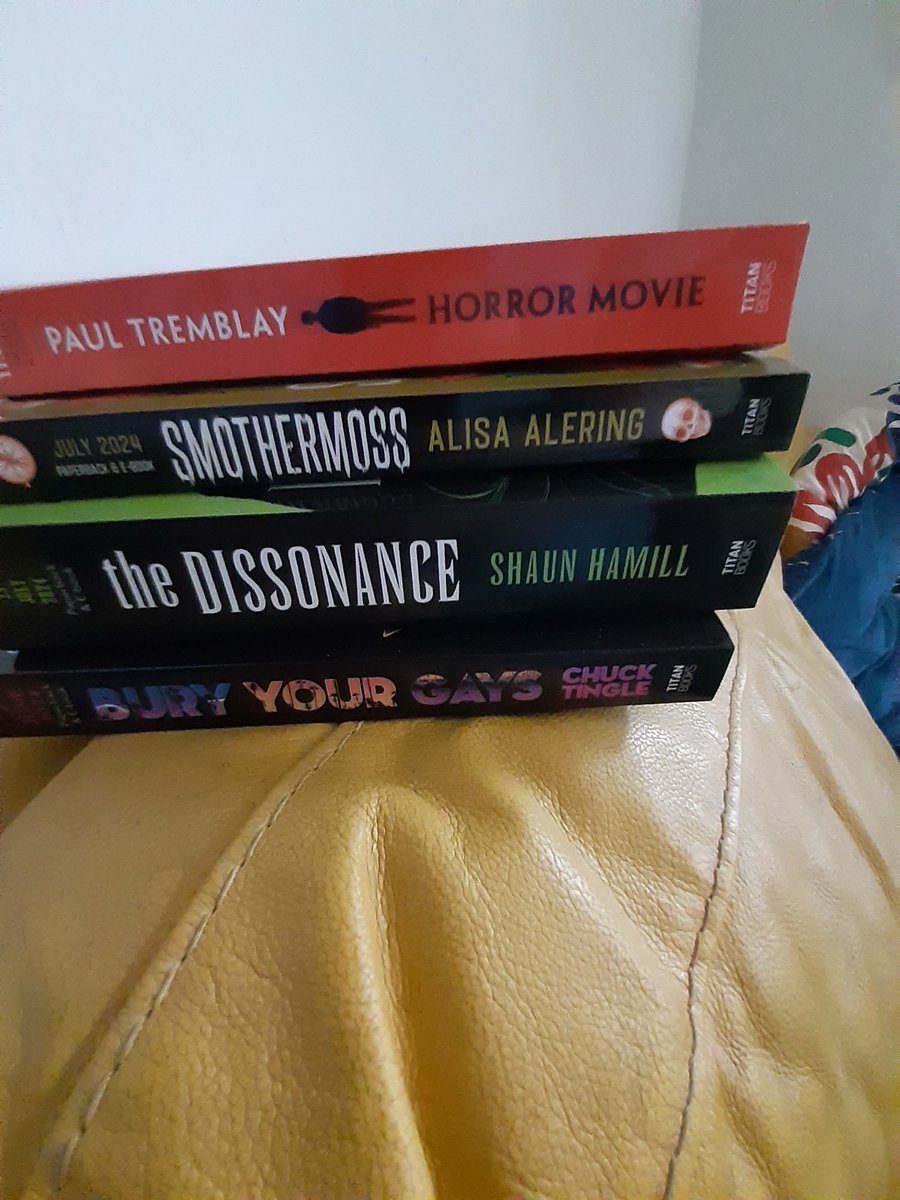 Shout out to the team at @TitanBooks (especially @kabriya & Co.) for sending me all the horror books because I love to read and talk about them ❤🖤
