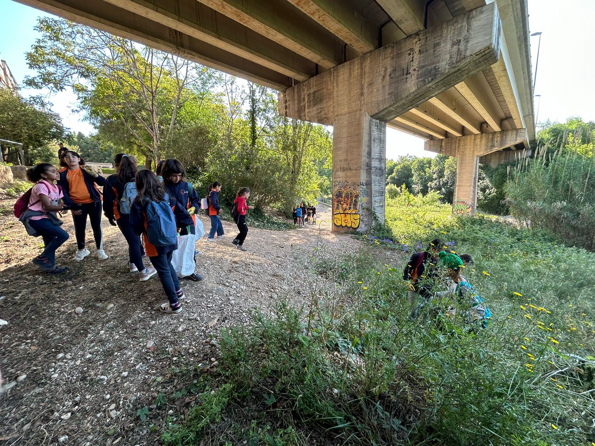 VallsAjuntament's tweet photo. Medi Ambient I 🌈 L'alumnat de les escoles i els instituts de #Valls ha participat avui en una acció #LetsCleanUp en diferents trams dels torrents de Valls. L'alcaldessa, Dolors Farré, i el regidor de Sostenibilitat, Medi Ambient i Medi Natural, Andreu Gassó, els han acompanyat. https://t.co/licJ0aLXeZ