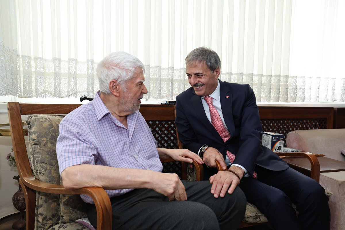 Şehrimizin önemli bir değeri, yazar ve hikayeci Necati Mert’i evinde ziyaret edip, sohbet ettik. 79 yıllık ömründe çok değerli eserlere imza atan Necati hoca aynı zamanda 50 yıla yakın bir süre Gelişim Kitabevi ile şehrimizdeki kültür hayatının canlı merkezlerinden biri oldu.