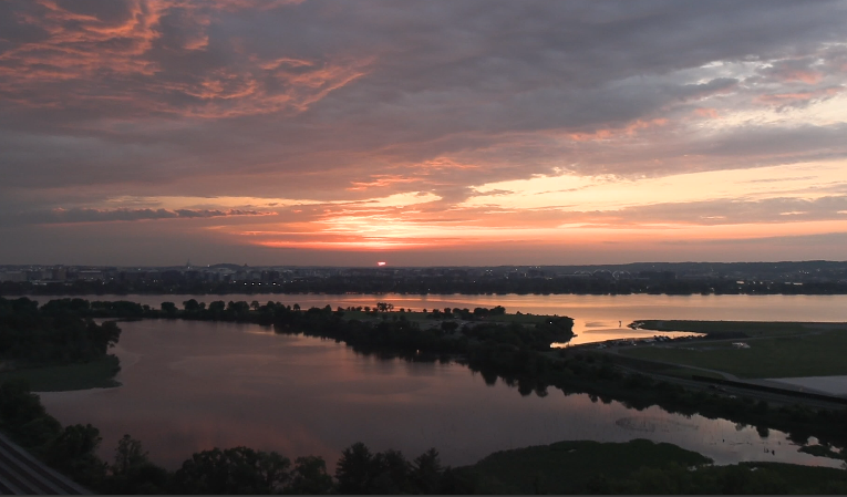 A nice looking #sunrise for #WashingtonDC on this Thursday morning. Temps are in the low-70s this morning and it's plenty humid to boot. Highs will reach the mid-80s this afternoon and there's a likelihood of thunderstorms after 6pm. @nbcwashington