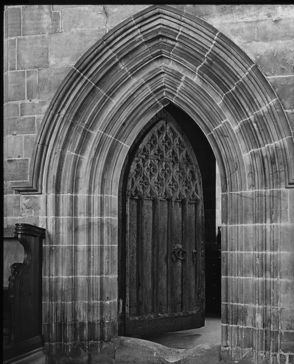 LancsArchives's tweet photo. For #AdoorableThursday, let is take you back to 1937 for this picture of the door the Chancel to North Chapel. in #Halsall church, scanned by a #Volunteer.
https://t.co/lkgLT0ksr5 https://t.co/a2AX2cBsfj