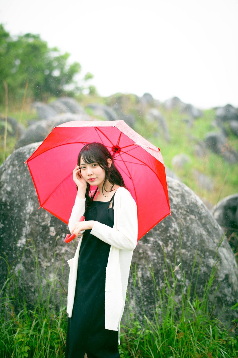 雨と岩と赤い傘  #ポートレート  #portrait  #モデル  #JAPAN  #また会いましょう  #楽しく仲良く🐸  #福岡から世界へ  #福岡にはサヤがいる Model 雨の達人 @saya__says 先生