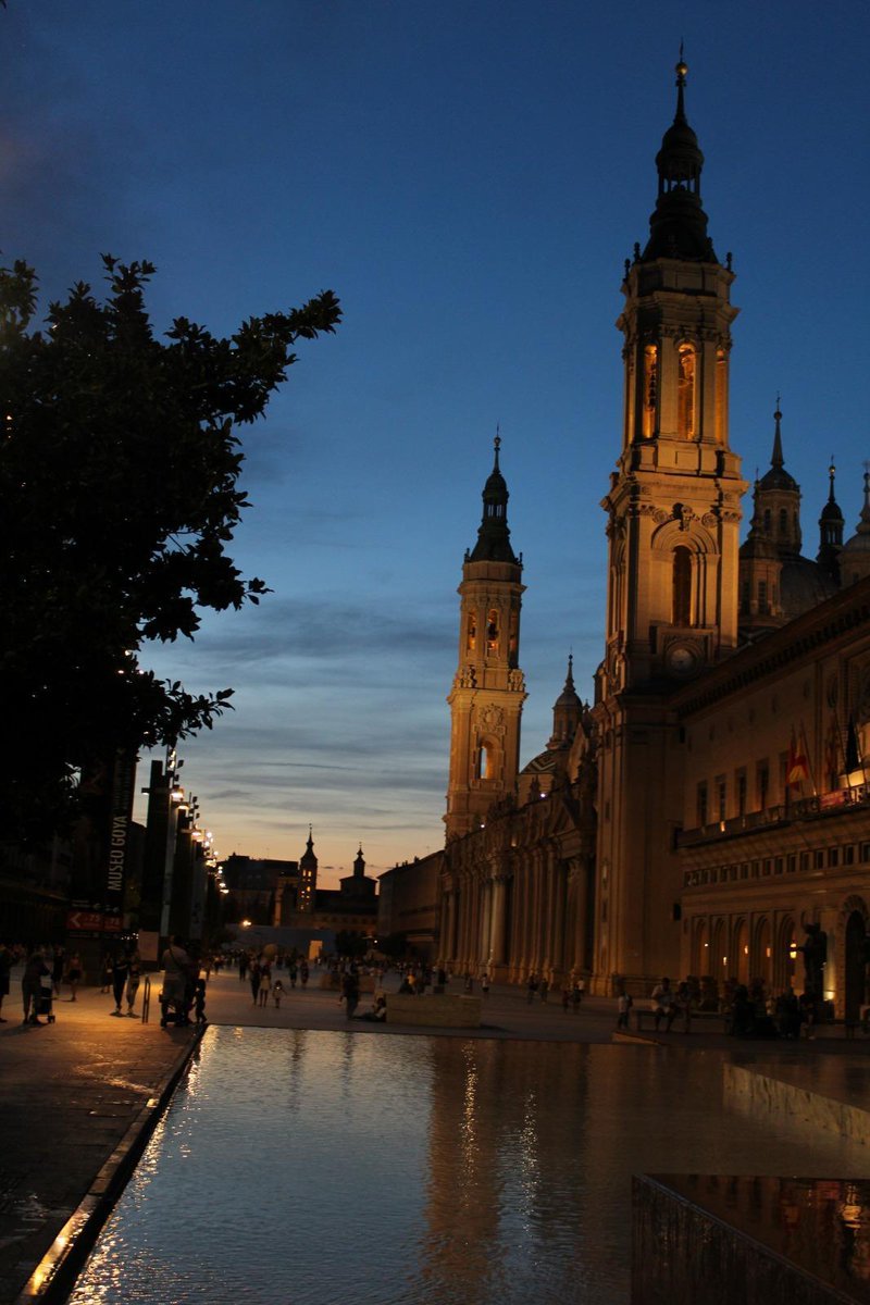 Zaragoza al anochecer 😍📸🌉 Fotografía de Andrea