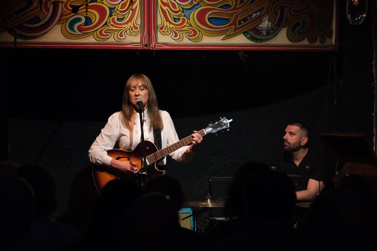 LIVE REVIEW: Robert Nichols (@rob_ftmttm) enjoys an enchanting and entrancing evening of song as @elainepalmermus launches her new album 📷 @pinkpopple ➡️ narcmagazine.com/live-review-el…