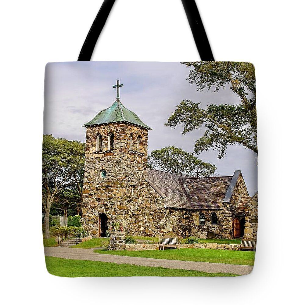 St Anne church in Kennebunkport Buy it here: buff.ly/3Kfz5gm #finearts #WallArt #homedecor #art #AYearForArt #LoveArt #photography See more here: buff.ly/3x5pkxY By buff.ly/3i3uCm2 #totebag #church #kennebunkport #stanne #old