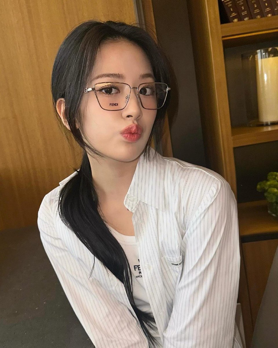 ivepics_'s tweet photo. yujin instagram update https://t.co/xtYtjpmNyN