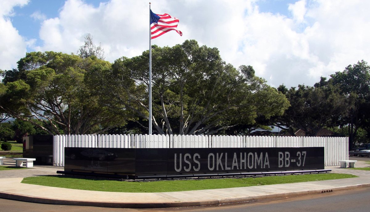 #Questionoftheweek: Have you visited the #USSOklahomaMemorial? Please share a memory and/or photo. To visit, reserve a seat on the Ford Island Bus Tour: nps.gov/perl/ford-isla…
📷: #USSOklahoma sailor QM2c Daryle Edward Artley, killed during the attack, was accounted for in 2019.