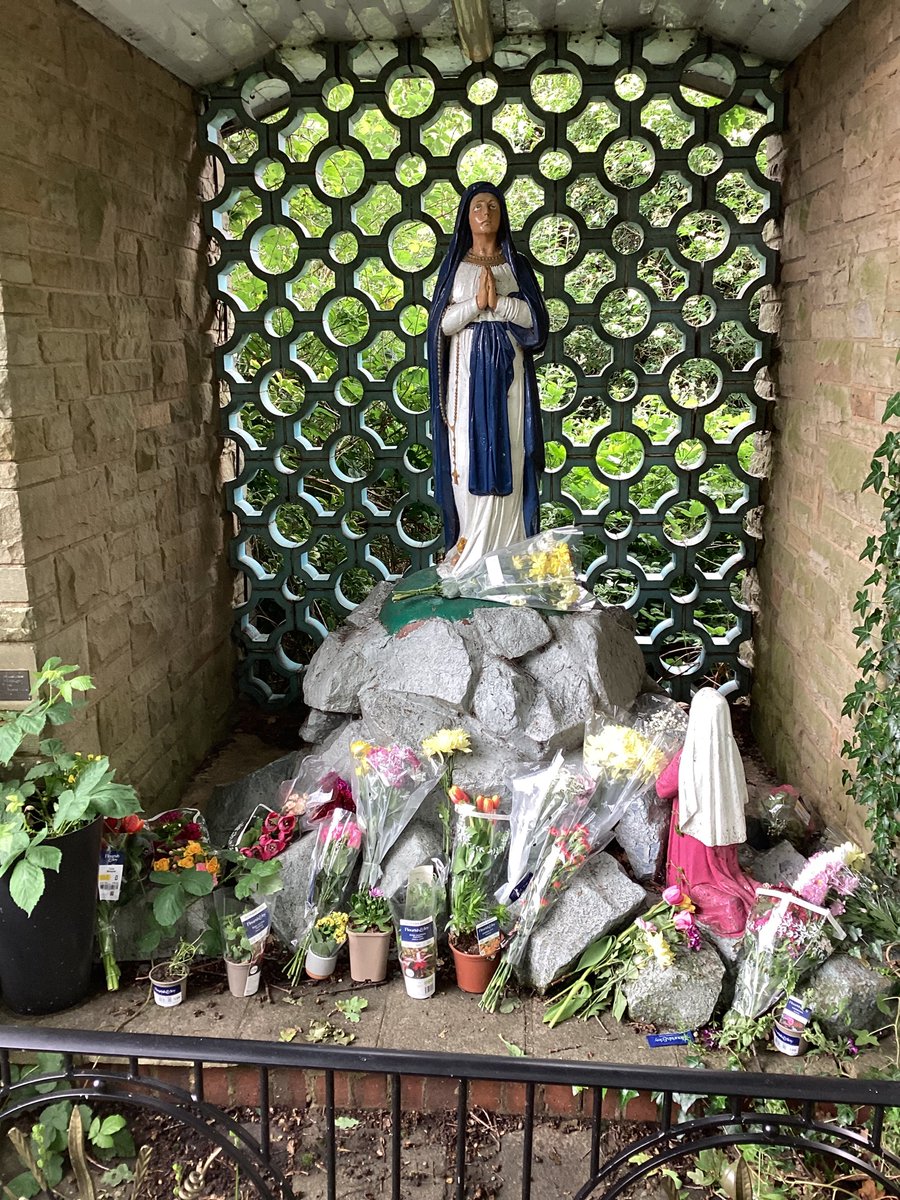 GrdangelsCP's tweet photo. Eyfs and Year One have placed flowers next to Mary. #Mayprocession https://t.co/mUk6SdjkrO