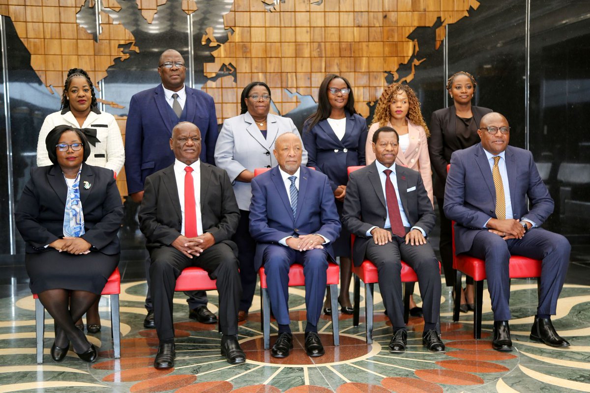 President @DrNangoloMbumba received a courtesy visit from Chief Justice Luke Malaba of the Republic of Zimbabwe, accompanied by Chief Justice Peter Shivute. President Mbumba and the two Chief Justices concurred that the meeting was necessary in order to exchange views, ideas,