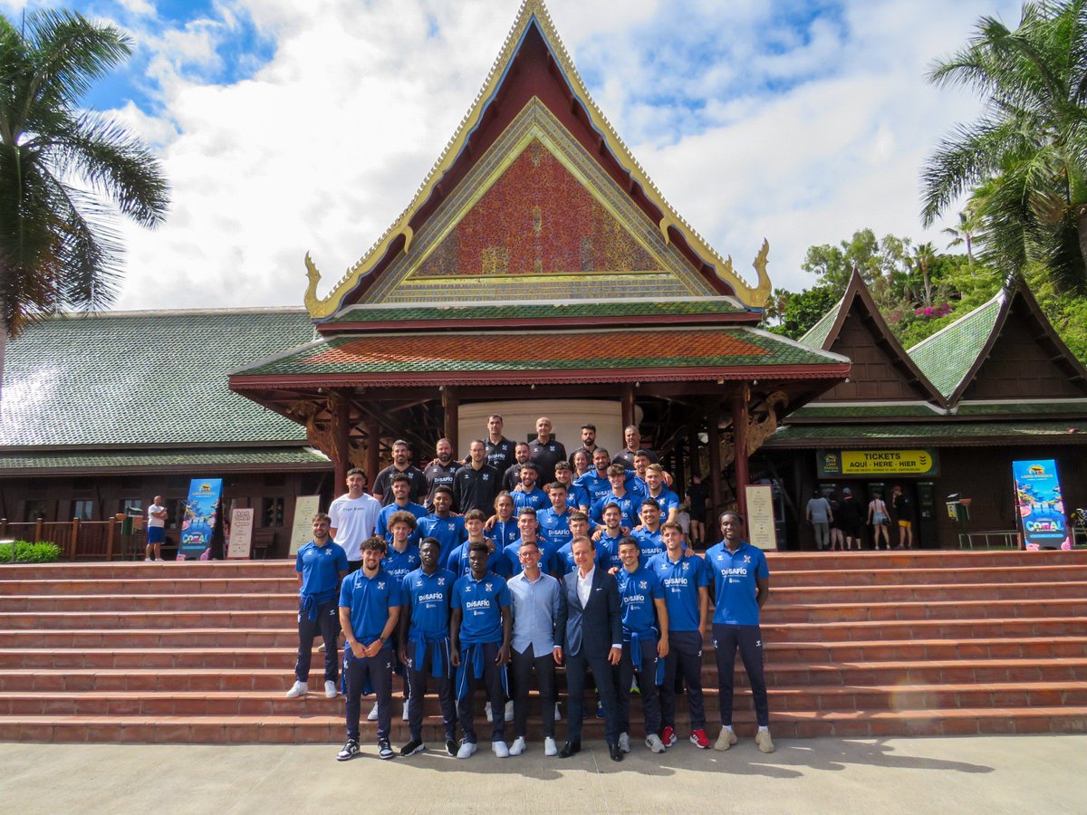 El #CDTenerifeB visita, en estos momentos, el @LoroParque 🙌⚪🔵.